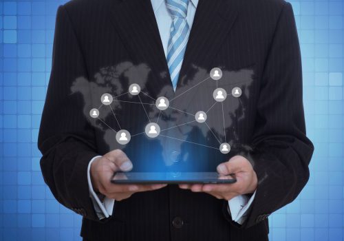 freecompress-hombre-de-negocios-sujetando-una-tableta-con-una-aplicacion-virtual (1)